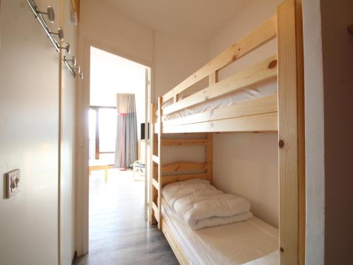 sypialnia z 2 łóżkami piętrowymi i korytarzem w obiekcie Studio rénové 4 pers avec balcon sud, proche pistes et commerces, casier à skis, parking - FR-1-687-33 w mieście Arâches-la-Frasse