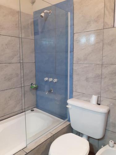 łazienka z prysznicem, toaletą i wanną w obiekcie La Candela 1 casa w mieście Villa Lonca