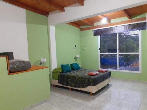 ein Schlafzimmer mit einem Bett in einem Zimmer mit einem Fenster in der Unterkunft La Candela 1 casa in Villa Lonca