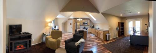 uma sala de estar com lareira e uma cozinha em The Loft At The Nisqually Highland Ranch em Eatonville