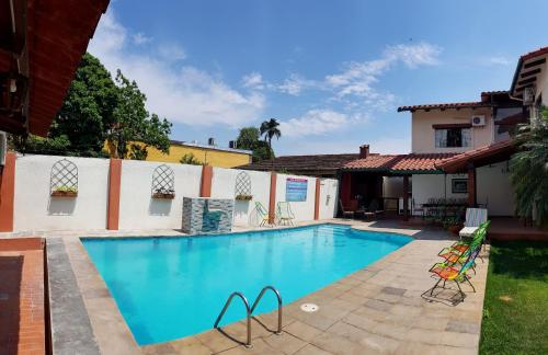 una piscina nel cortile di una casa di Lili's Hostel a Santa Cruz de la Sierra