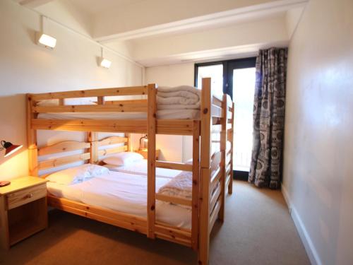 1 Schlafzimmer mit 2 Etagenbetten und einem Fenster in der Unterkunft Appartement Flaine, 2 pièces, 6 personnes - FR-1-687-101 in Arâches-la-Frasse