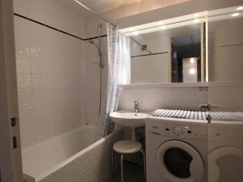 ein Badezimmer mit einer Waschmaschine und einem Waschbecken in der Unterkunft Appartement Flaine, 2 pièces, 6 personnes - FR-1-687-101 in Arâches-la-Frasse