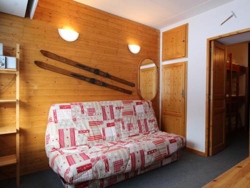 um quarto com um sofá coberto de caixas em Studio Flaine, 1 pièce, 4 personnes - FR-1-687-73 em Arâches-la-Frasse