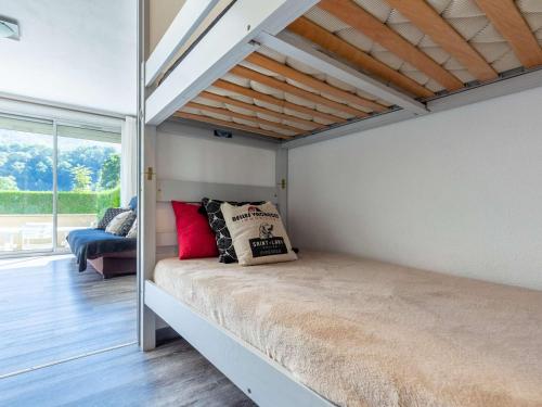 a room with a bed in a room with a window at Appartement Saint-Lary-Soulan, 2 pièces, 6 personnes - FR-1-296-440 in Saint-Lary-Soulan