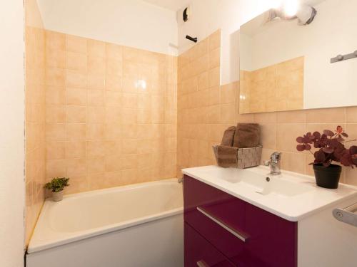 a bathroom with a sink and a bath tub and a sink at Appartement Saint-Lary-Soulan, 2 pièces, 6 personnes - FR-1-296-440 in Saint-Lary-Soulan