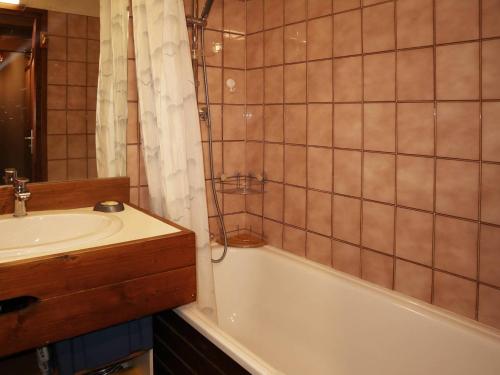 une salle de bain avec un lavabo, une baignoire et une douche dans l'établissement Studio familial avec accès direct aux pistes, balcon sud, 4 pers, centre station, Les Orres - FR-1-322-493, aux Orres