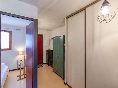 - un couloir avec une porte verte dans une chambre dans l'établissement Appartement rénové T2, 4 pers., animaux admis, parking, Luz-Saint-Sauveur - FR-1-402-127, à Luz-Saint-Sauveur