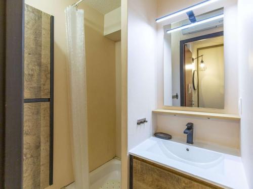 une salle de bain avec un lavabo et un miroir dans l'établissement Appartement rénové T2, 4 pers., animaux admis, parking, Luz-Saint-Sauveur - FR-1-402-127, à Luz-Saint-Sauveur