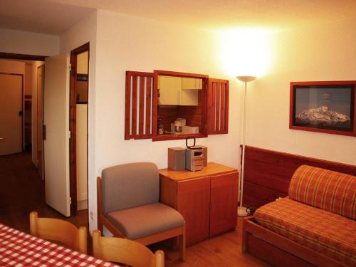 une chambre d'hôtel avec un lit, une chaise et une lampe dans l'établissement Appartement Confort 2 Pièces, 6 Personnes, Piste Accès Direct, Balcon Ouest, Les Orres - FR-1-322-492, aux Orres