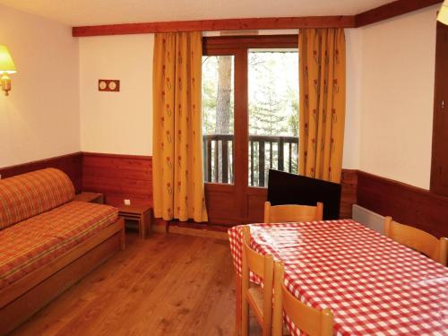 Cette chambre comprend une table, un lit et une fenêtre. dans l'établissement Appartement Confort 2 Pièces, 6 Personnes, Piste Accès Direct, Balcon Ouest, Les Orres - FR-1-322-492, aux Orres