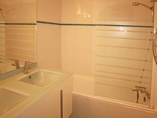 une salle de bain blanche avec un lavabo et une douche dans l'établissement Appartement Confort 2 Pièces, 6 Personnes, Piste Accès Direct, Balcon Ouest, Les Orres - FR-1-322-492, aux Orres