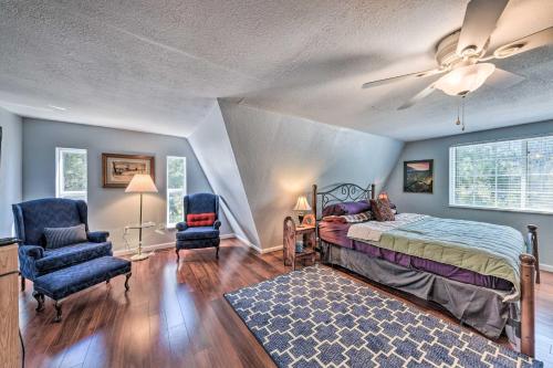 En eller flere senge i et værelse på Cloudcroft Cabin with National Forest Views!