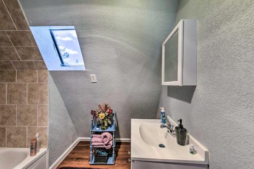 Et badeværelse på Cloudcroft Cabin with National Forest Views!