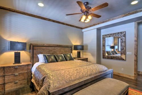 Postel nebo postele na pokoji v ubytování Group Ski Getaway Near the Base of Chairlift 8!