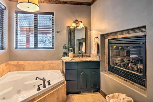 Koupelna v ubytování Group Ski Getaway Near the Base of Chairlift 8!