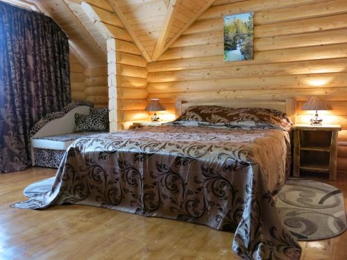 una camera con un letto in una baita di tronchi di Cottage Goyra a Jaremče