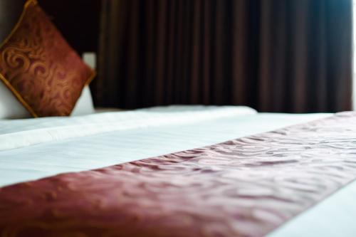 Postel nebo postele na pokoji v ubytování J Suites Hotel