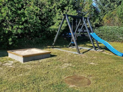 - une aire de jeux avec toboggan dans la pelouse dans l'établissement 12 person holiday home in Saltum, à Saltum