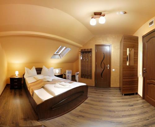 a bedroom with a large bed in a room at Pensiunea Muresul in Târgu-Mureş