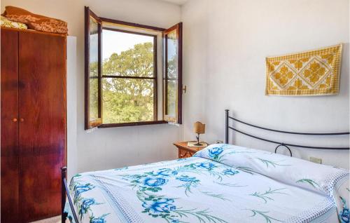 1 dormitorio con cama y ventana en Cozy Home In Sedini With Wifi, en Sedini