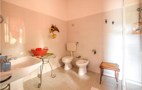 y baño con lavabo, aseo y ducha. en Cozy Home In Sedini With Wifi, en Sedini