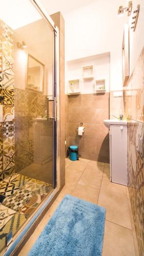 Ένα μπάνιο στο Old Town Kanonia Hostel & Apartments