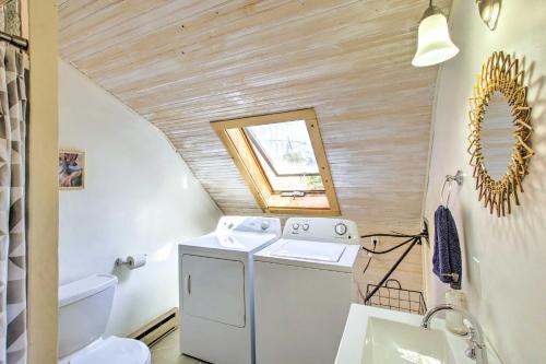 Fotografie z fotogalerie ubytování Cozy Sister Bay Getaway in Converted Barn! v destinaci Sister Bay