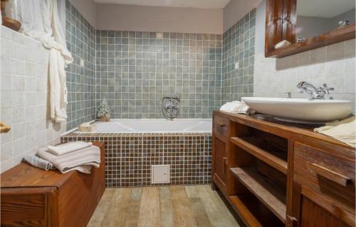 uma casa de banho com um lavatório e uma banheira em Gorgeous Home In Brod Na Kupi With Wifi em Brod na Kupi