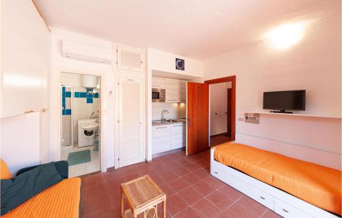 ein Hotelzimmer mit einem Bett und einem Bad in der Unterkunft Gorgeous Apartment In Costa Paradiso With Kitchen in Costa Paradiso