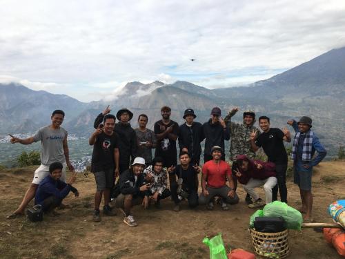 a group of people posing for a picture on a mountain at Rinjani Houseboon in Senaru