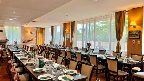 Hotel Oxford Inns&Suites في تيميشوارا: قاعة المؤتمرات مع طاولات وكراسي طويلة