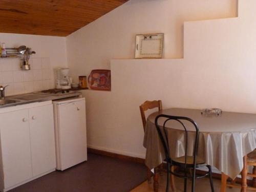 cocina con mesa, fregadero, mesa y sillas en T3 PAYS BASQUE SUD LANDES, en Tarnos