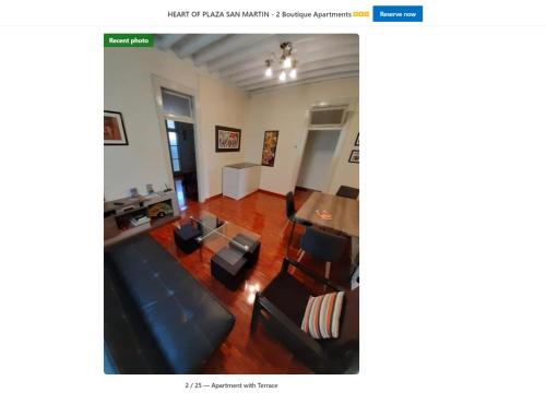 sala de estar con sofá y sillas en HEART OF PLAZA SAN MARTIN - 2 Boutique Apartments en Lima