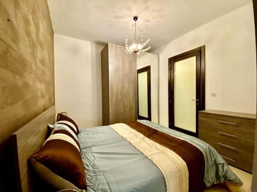 um quarto com uma cama e uma cómoda em Good value for money - Close to D seafront & bars em Sliema