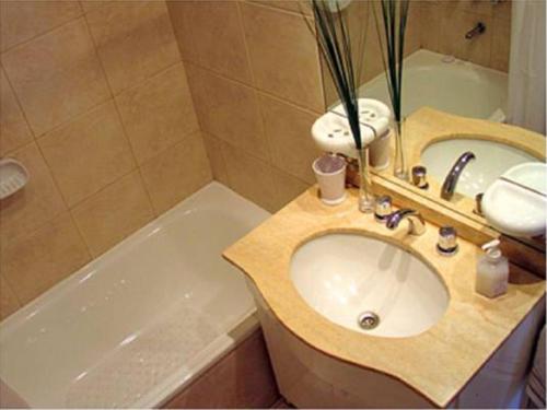 łazienka z umywalką i wanną w obiekcie Gurruchaga Palermo Soho w BuenosAires