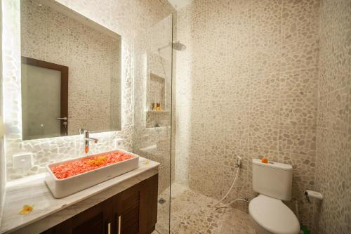 Ένα μπάνιο στο Umaliplip Villa Canggu