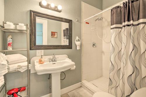 y baño con lavabo y ducha. en Spacious Springfield Apt Less Than 4 Mi to Downtown! en Springfield