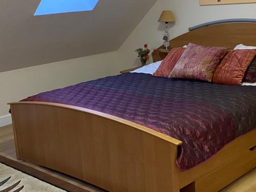 łóżko z drewnianą ramą w sypialni w obiekcie Agroturystyka Staroscin w mieście Rzepin