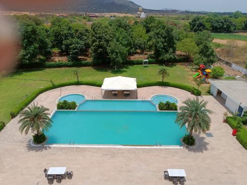 uma vista superior de uma piscina num resort em Savitri Resort em Pushkar