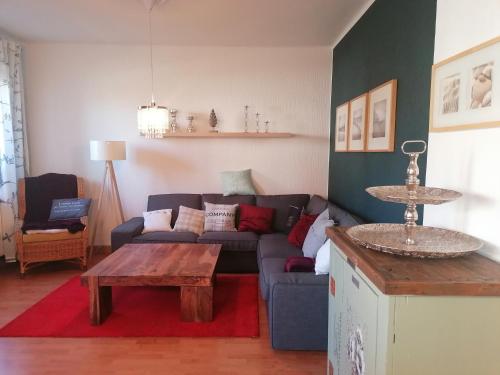 uma sala de estar com um sofá e uma mesa em Ferienwohnung am Keramikatelier em Bitterfeld