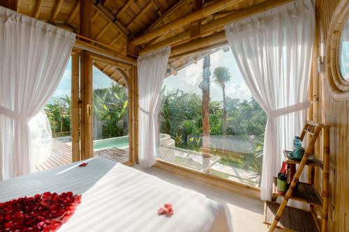 Postel nebo postele na pokoji v ubytování Skyspace Villas Bali