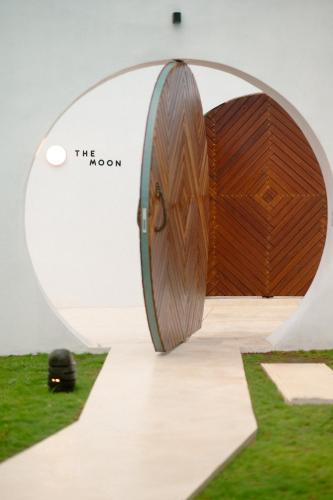 a room with a wooden door in a circle at Skyspace Villas Bali in Dalung