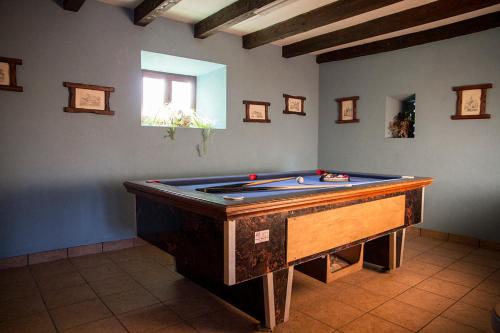 a pool table in the corner of a room at Casa Rural Senperenea I Landetxea in Irurita