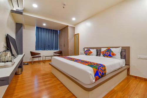 Katil atau katil-katil dalam bilik di FabHotel Prime Rudra