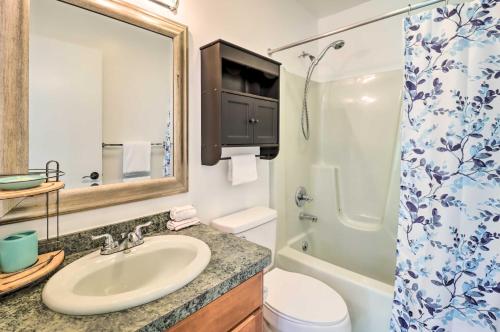 y baño con lavabo, aseo y ducha. en Pocono Summit Family Paradise with Yard and Game Room!, en Pocono Summit Estates