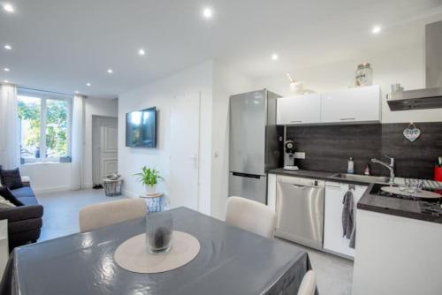 une cuisine et un salon avec une table dans une pièce dans l'établissement Maison de ville à proximité du centre historique, à Villeneuve-lès-Avignon