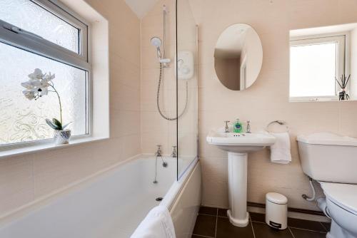 a bathroom with a shower and a sink and a toilet at The Oxford Abode - 3-Bedroom House - large garden & free parking in Oxford