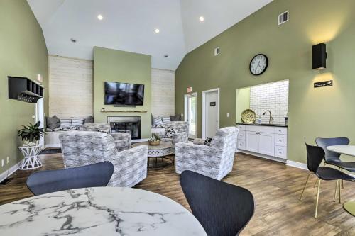 a living room with a table and chairs at Norwich The Villas Near Mohegan Sun Casino in Norwich