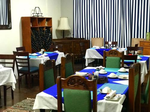 Athenian Villaにあるレストランまたは飲食店